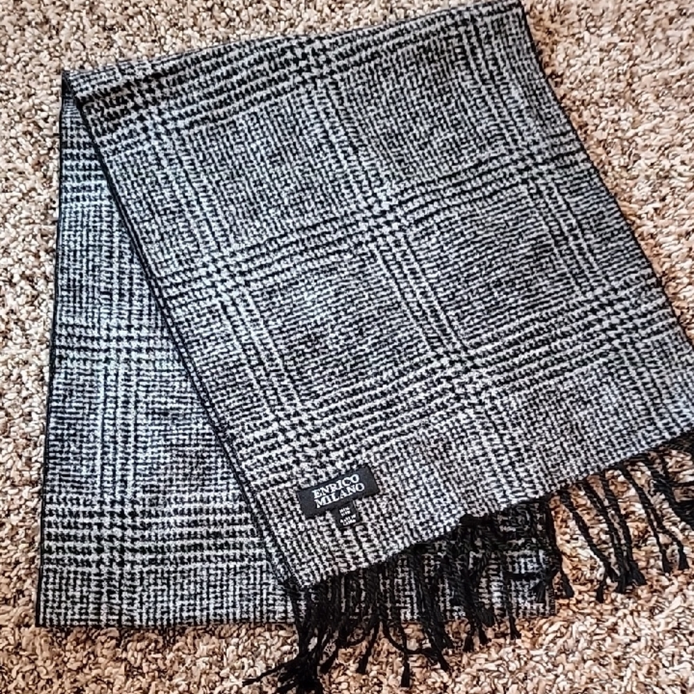 Stylish Black and White Houndstooth Scarf